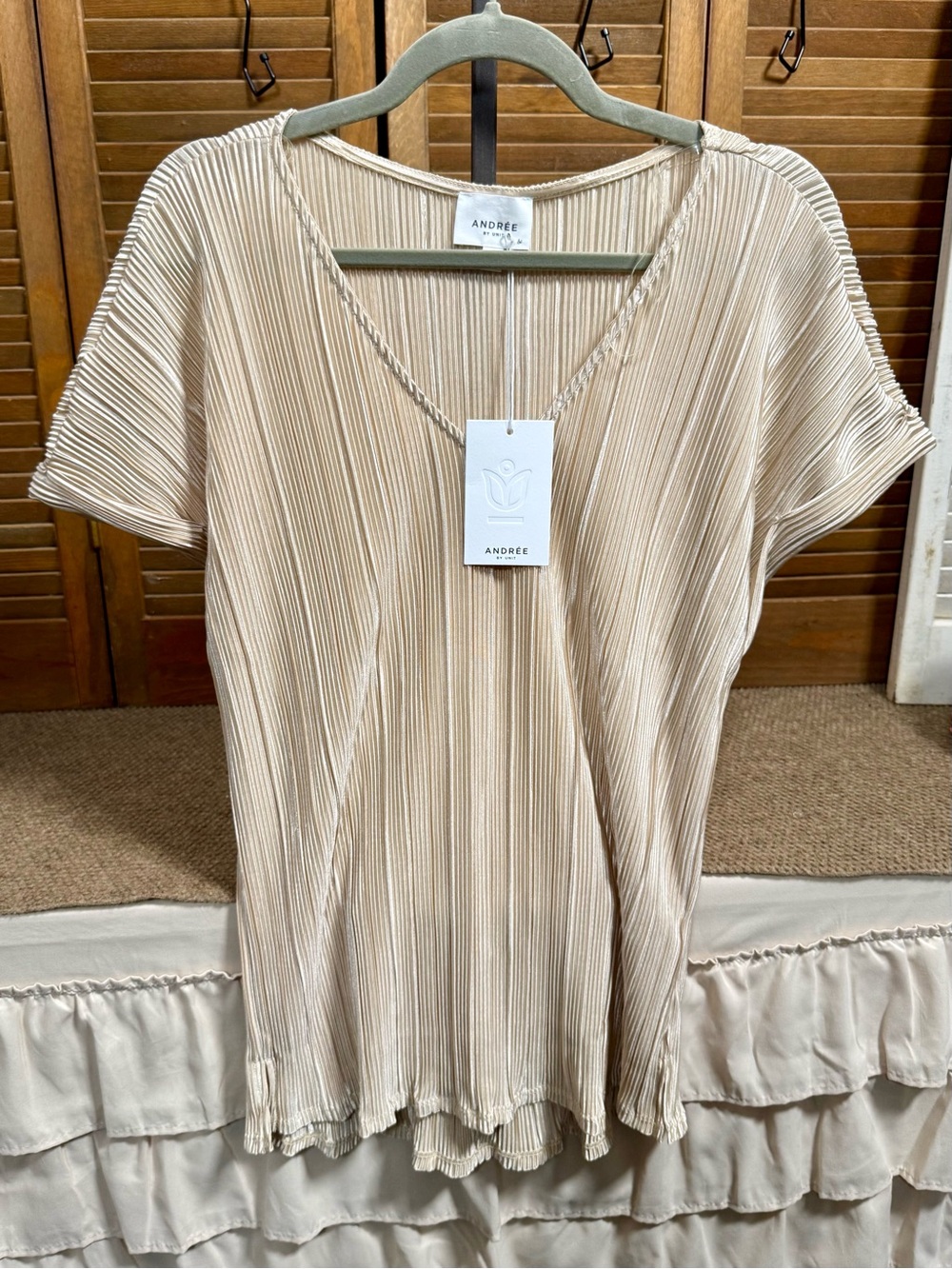 ANDREE BY UNIT GOLD TONE Pleated V-Neck Short Sleeve Top